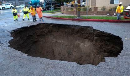 Tremendo socavón en Studio City donde ocurrió el incidente por el que la ciudad pagará millones de dólares.