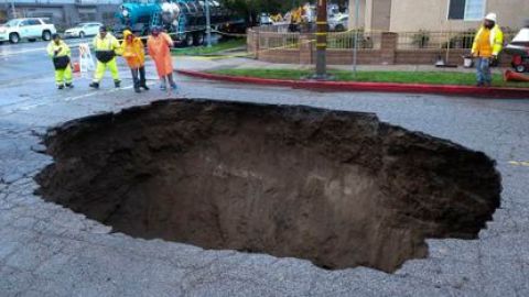 Tremendo socavón en Studio City donde ocurrió el incidente por el que la ciudad pagará millones de dólares.