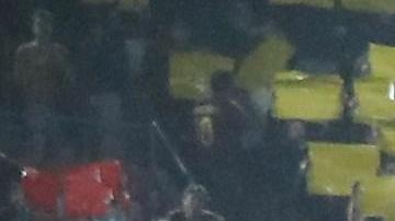 Miles de aficionados levantan pancartas y cartulinas en el estadio del Camp Nou minutos antes de que comience el partido entre el Barcelona y el Real Madrid