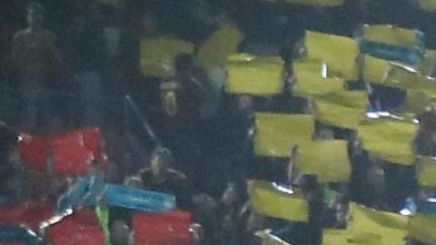 Miles de aficionados levantan pancartas y cartulinas en el estadio del Camp Nou minutos antes de que comience el partido entre el Barcelona y el Real Madrid