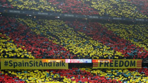 Miles de aficionados levantan pancartas y cartulinas en el estadio del Camp Nou minutos antes de que comience el partido entre el Barcelona y el Real Madrid