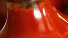 La recomendación es no abrir las botellas que se sienten hinchadas.