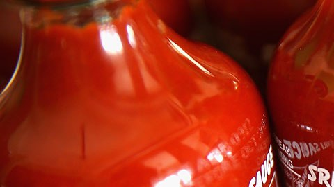 La recomendación es no abrir las botellas que se sienten hinchadas.