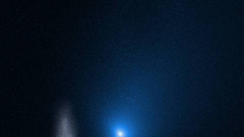 Estas dos imágenes capturan el cometa que aparece cerca de una galaxia de fondo (i) y poco después de su aproximación más cercana al Sol (d).
