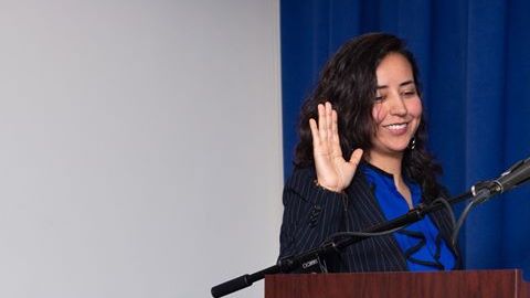 Yunuen Trujillo-Jiménez al momento de su juramento con la supervisora Hilda Solís. (Suministrada)