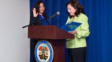Yunuen Trujillo-Jiménez al momento de su juramento con la supervisora Hilda Solís. (Suministrada)