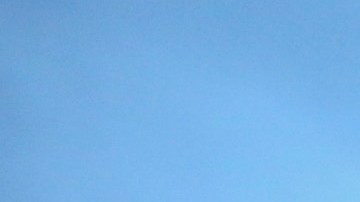 Agentes mantienen a los residentes alejados de la zona del tiroteo en Jersey City.