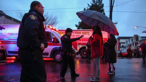 Agentes mantienen a los residentes alejados de la zona del tiroteo en Jersey City.