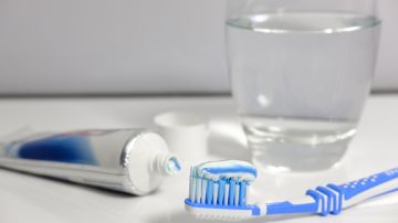 La pasta de dientes te salvará de muchos problemas de limpieza.