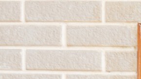 Aunque estén cerradas, el aire frío se puede filtrar por tus puertas y ventanas.