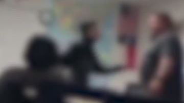 En los videos se puede observar al estudiante golpear al maestro.