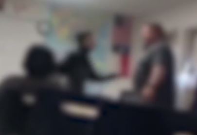 En los videos se puede observar al estudiante golpear al maestro.