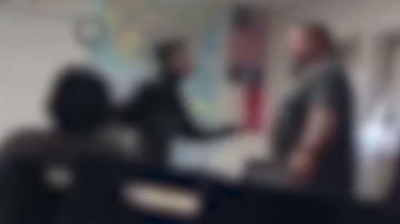 En los videos se puede observar al estudiante golpear al maestro.