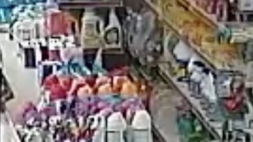 En las imágenes de las cámaras de seguridad se ve al sospechoso robando una botella de soda.