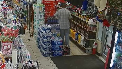 En las imágenes de las cámaras de seguridad se ve al sospechoso robando una botella de soda.