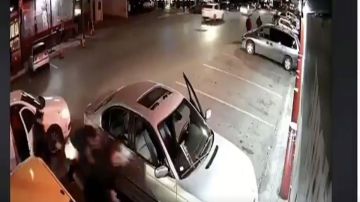 VIDEO: Sicario del narco mata a balazos a dos expolicías afuera de taquería