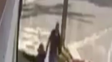 VIDEO: Sicarios del narco balean a hombre y su suegra en estado gobernado por exfutbolista