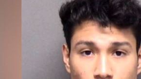 Joshua Álvarez, de 21 años, se encuentra en la cárcel.