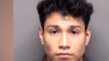 Joshua Álvarez, de 21 años, se encuentra en la cárcel.