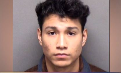 Joshua Álvarez, de 21 años, se encuentra en la cárcel. 