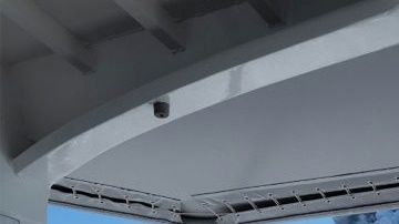 El volcán en erupción fue captado por turistas que viajaban por la isla.