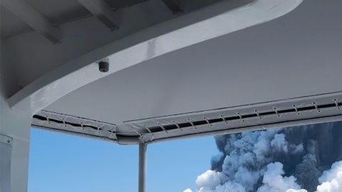 El volcán en erupción fue captado por turistas que viajaban por la isla.