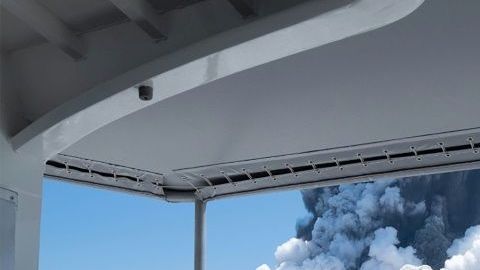El volcán en erupción fue captado por turistas que viajaban por la isla.