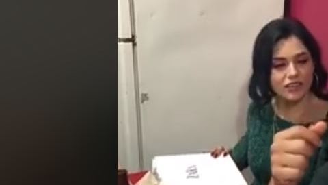 La joven estalló en celos cuando leyó "Zara" en la caja.