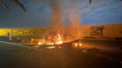 Vehículo destruido en llamas tras un ataque estadounidense el 3 de enero de 2020 en la carretera del aeropuerto internacional de Bagdad.
