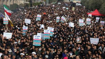 Iraníes protestan contra los ataques de EEUU a sus nacionales en Irak.