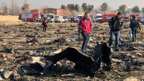 Restos del avión de Ucrania que cayó cerca del aeropuerto en Teherán.