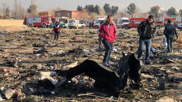 Restos del avión de Ucrania que cayó cerca del aeropuerto en Teherán.