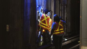 Trabajadores de MTA en las vias del Metro