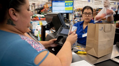 Antoinette Martínez se surte de alimentos con la tarjeta de CalFresh.