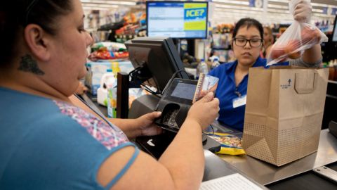 Antoinette Martínez se surte de alimentos con la tarjeta de CalFresh.