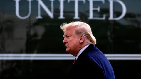 Washington (United States), 19/12/2019.- US President Donald J. Trump walks across the South Lawn of the White House to depart by Marine One (seen behind), in Washington, DC, USA, 30 January 2020. Trump travels to Michigan to deliver remarks regarding the United States Mexico Canada Trade Agreement (USMCA) and then travels to Iowa to participate in a campaign rally. (Estados Unidos) EFE/EPA/MICHAEL REYNOLDS