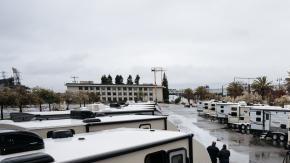 El gobierno de California anunció nuevo programa para ayudar a personas sin hogar con casas rodantes.