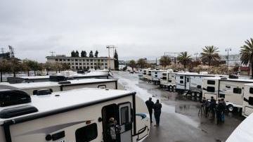 El gobierno de California anunció nuevo programa para ayudar a personas sin hogar con casas rodantes.