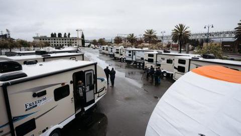 El gobierno de California anunció nuevo programa para ayudar a personas sin hogar con casas rodantes.