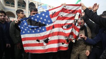 Parte de la población iraní protestó este viernes por la muerte de Soleimani en un ataque por parte de EEUU.