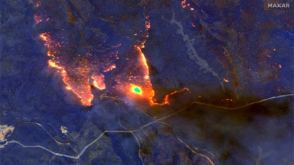 Una imagen satelital del sábado 4 de enero muestra cómo los incendios queman la costa de Osbrost