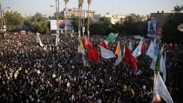 Una enorme multitud se reunió en Ahvaz, Irán, para recibir el cuerpo del general Soleimani.