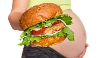 En muchos países del mundo se sugieren dietas estrictas para mujeres embarazadas.