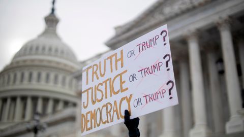 Protesta contra Trump ante el Capitolio.