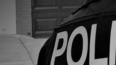 Los oficiales de ICE no pueden detener a una persona sin una orden de aprehensión debidamente firmada por un juez.