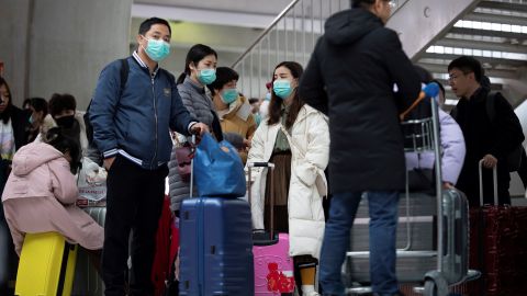 Pasajeros usan mascarillas para proregerse del coronavirus.