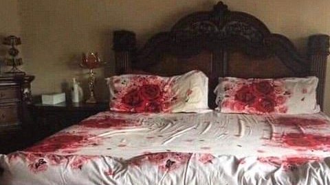 Las sábanas parecen salpicadas en sangre / @JohnDonoghue64