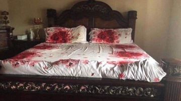 Las sábanas parecen salpicadas en sangre / @JohnDonoghue64