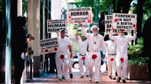 El grupo "Hombres Manchados de Sangre" preparan una gran manifestación el día del Super Bowl en Miami.