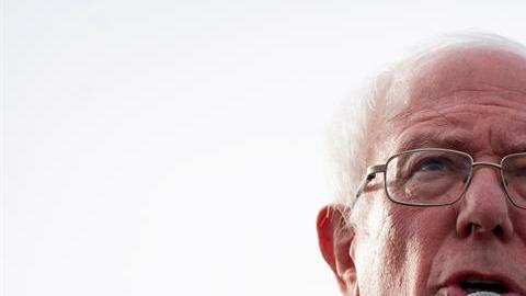 El candidato demócrata al presidente de los EE. UU., Bernie Sanders, habla en un mitin de campaña en Venice, California, EE. UU., el 21 de diciembre de 2019.